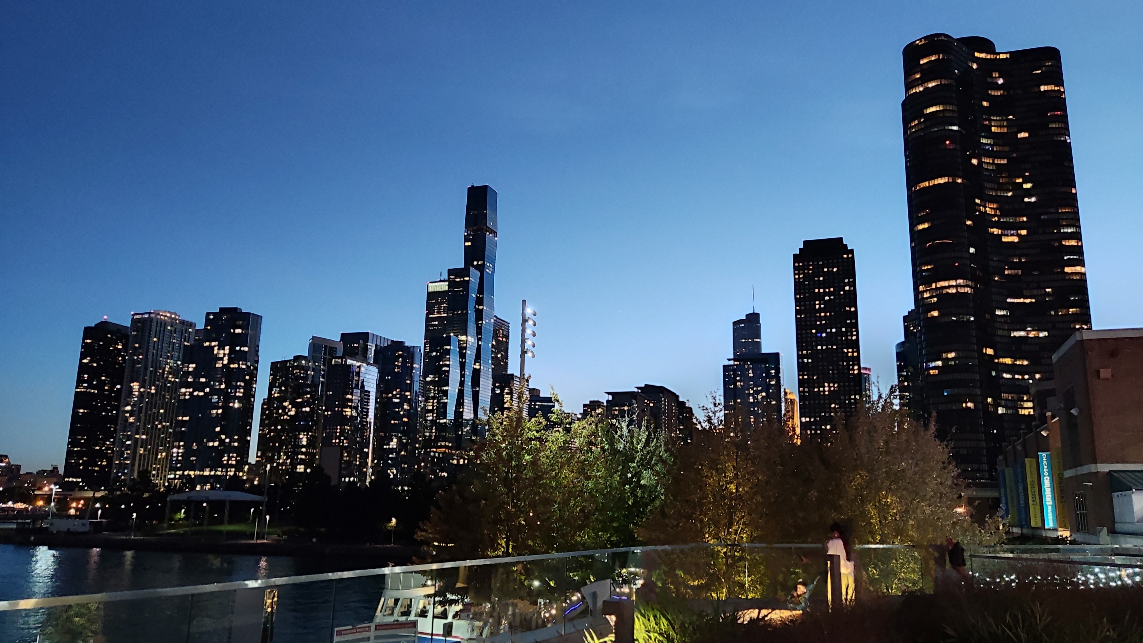 Chicago, Sicht von Navi Pier bei Dunkelheit
